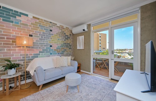 Fremantle Apartment | Wake up to panoramic Fremantle views from this bright, centrally located apartment. Just a short walk to Cappuccino Strip, Fishing Boat Harbour, Bathers Beach and the Rottnest Ferry. Enjoy a private balcony, free secure parking, fast WiFi, fu