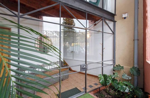 Fremantle Apartment | Located opposite Bathers Beach it is just a step away from the beach and cafes. Magnificent Rooftop balcony to enjoy the famous WA Sunsets, head out and enjoy a wine in the many bars surrounding the Loft.
