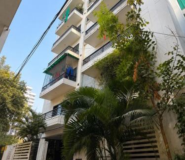 Mahmoorganj Apartment | Homlee- Abha 2BHK-Lift-Parking-3KM KashiTemple