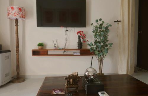 Shiroda Apartment | Luxe 2BHK flat with pool, WiFi, Netlfix, kitchen