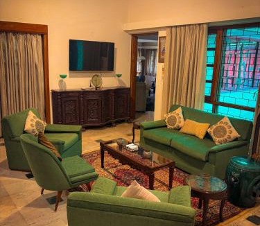 Sainik Farm Villa | Art House by 8MH - Peaceful Escape in Sainik Farms