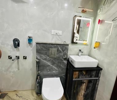 Jangpura Hotel | Hotel Samrat R Near Nizamuddin Railway Station