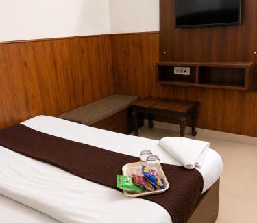 Azadpur House | Shri Sai Guest House - Opp Azadpur Main Mandi I Couple Friendly I Metro Access