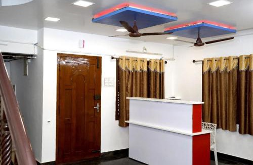 Egmore Hotel | Lloyd's Inn
