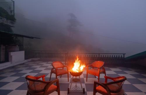 The Mall Road Villa | Hilltop Villa 4-BHK Villa with Terrace & Balconies near Mall road