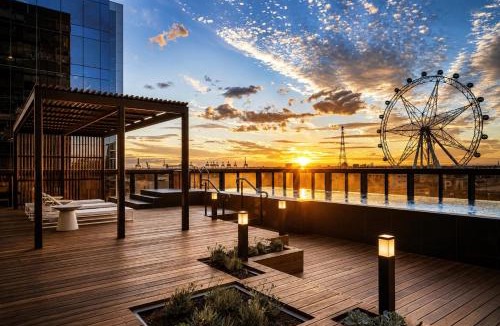 Docklands Apartment | Live Luve - Stylish Docklands Loft - Free Parking, Pool & Gym