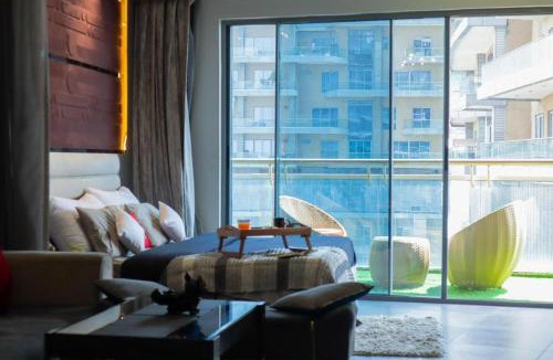 Noida Apartment | DiMerro Stays Supernova