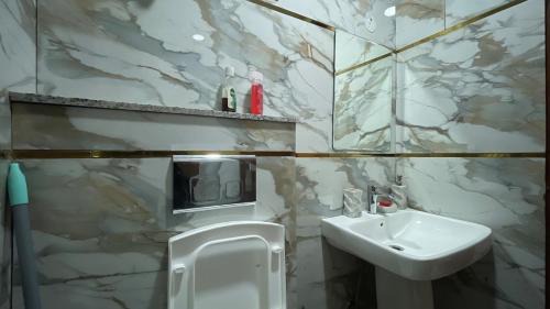 Sainik Farm Apartment | Modern1BHK near saket metro, Select City Walk, Max Hospital