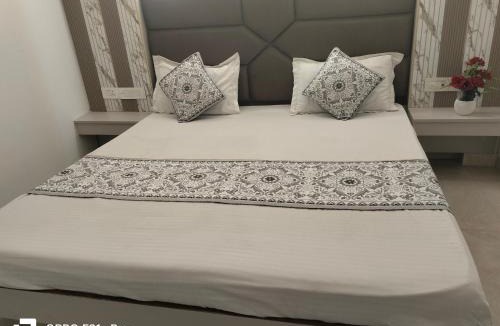 Paharganj House | Newly Built Guest House Sapphire