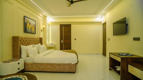 Tapovan Apartment | Aloha onthe Ganga Almost Heaven 2BR condo wit pool