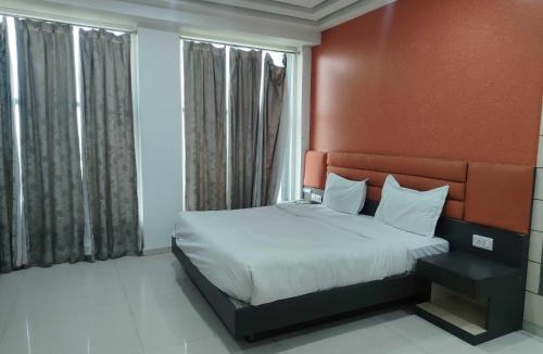 Sahibabad Hotel | Palette A Lux Corporate Townhouse Near 3 Minutes Kaushambi Metro Station
