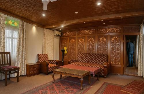 Dal Lake Hotel | HAYAT Group OF Houseboats