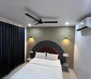 Surat Hotel | Hotel 7 Square