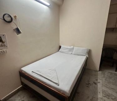 Gautam Nagar House | Comfort Room
