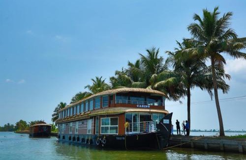 Erezha Boat Rental | Hills & Cruise Luxury Houseboats