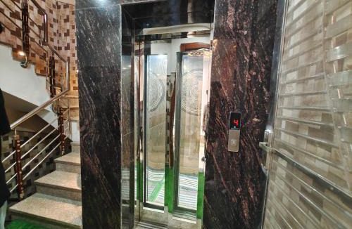 New Delhi Apartment | Sufiyana Sowaka lift & parking in the building