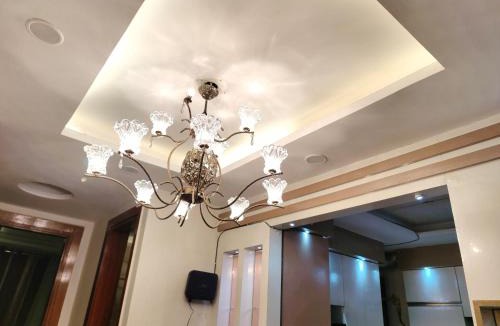 New Delhi Apartment | Sufiyana Sowaka lift & parking in the building