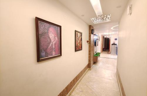New Delhi Apartment | Sufiyana Sowaka lift & parking in the building