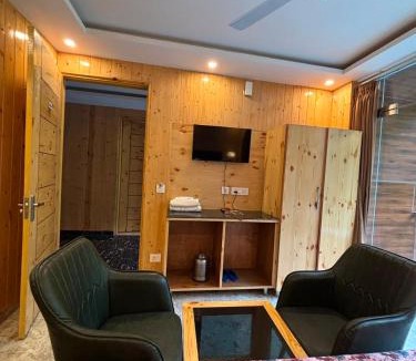 Mussoorie Hotel | Hotel Classic Crown - #Scenic mountain view #open terrace #guest preferred #best selling hotel in Mussoorie