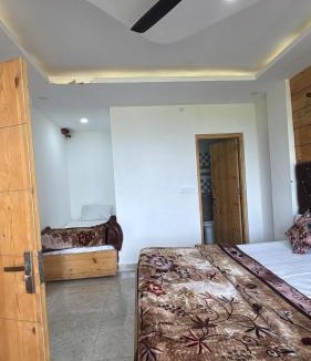 Mussoorie Hotel | Hotel Classic Crown - #Scenic mountain view #open terrace #guest preferred #best selling hotel in Mussoorie