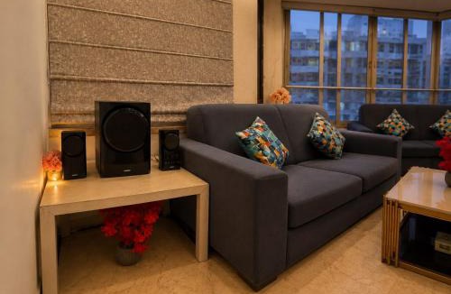 Indirapuram Apartment | Cozy Casa-2BHK Apartment-Projector-Near Noida Sec62