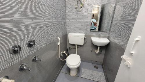 Lajpat Nagar Apartment | Aggarwal independent studio apartments with private washroom and private kitchen with all utensils, fridge, wifi with smart tv, work desk, fully ac as like your own sweet home