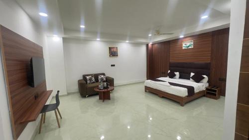 Sector 27 Hotel | PLAY HOTEL BUDHA TOWER sector 18 metro station