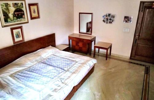 Nehru Place Apartment | 2 Bed Apartment Sleeps 4 with Parking New Delhi