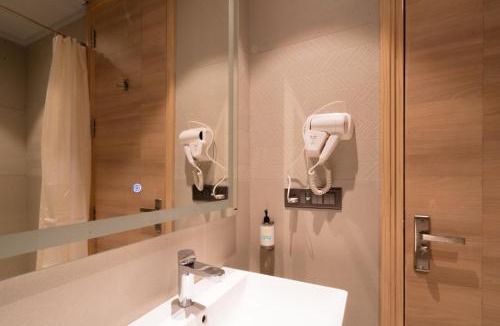 Nehru Place Hotel | Hotel Bluestone Prime Nehru Place by The Cosy hotels