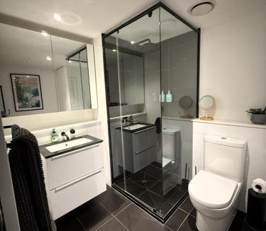 Brunswick East Apartment | Stylish Condo Apartment with Stunning Rooftop Views & Pool, Gym and Hot Tubs by Peppy Beach Retreats