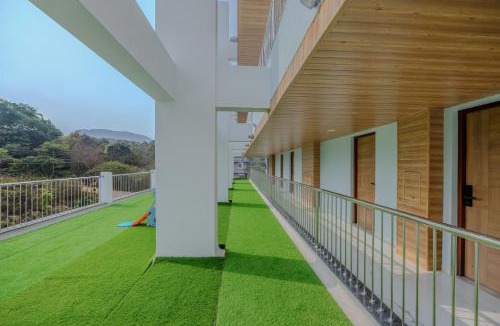 Dabolim House | MidPoint Uno Pet-friendly 1 Room Retreat with shared pool, Entertainment Area and kids area Near Dabolim Airport