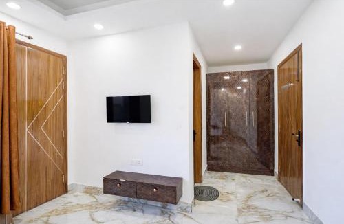 Sainik Farm Hotel | Mauryan Elite Hotel Ignou Road