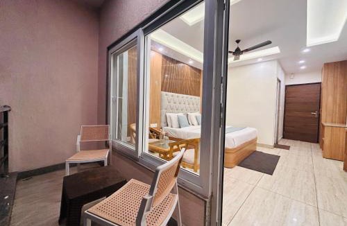 The Mall Road Hotel | The Oakleaf Retreat - A Near Mall Road With Parking