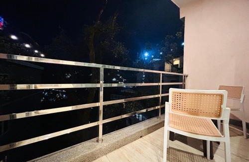 The Mall Road Hotel | The Oakleaf Retreat - A Near Mall Road With Parking