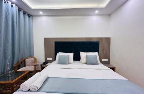 The Mall Road Hotel | Oakleaf Hotel & Resort - A Classic Rooms & Prime Location Near Library Chowk