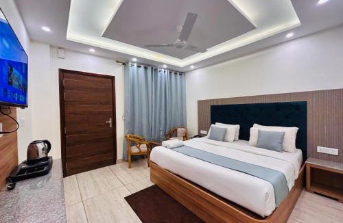 The Mall Road Hotel | Oakleaf Hotel & Resort - A Classic Rooms & Prime Location Near Library Chowk