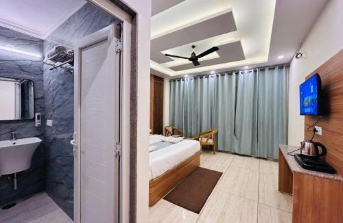 The Mall Road Hotel | Oakleaf Hotel & Resort - A Classic Rooms & Prime Location Near Library Chowk