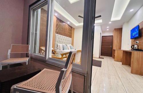 The Mall Road Hotel | Oakleaf Hotel & Resort - A Classic Rooms & Prime Location Near Library Chowk