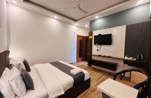 The Mall Road Hotel | Banj View Resort
