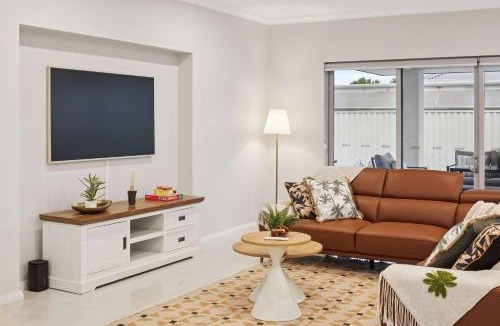 Munster House | Lake Coogee Retreat - Spacious 4BR with Spa & Near Beach
