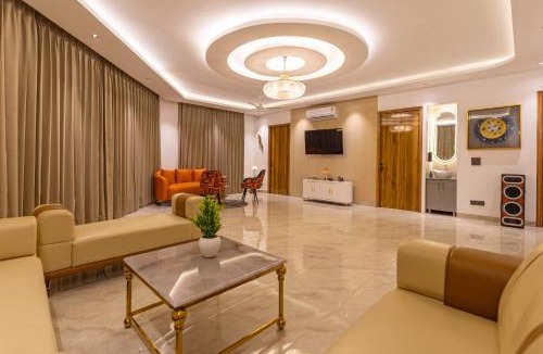 Noida Villa | ELIVAAS Vedaaz Farms Pet-friendly 4-BHK Villa With Private Outdoor Pool and Garden area