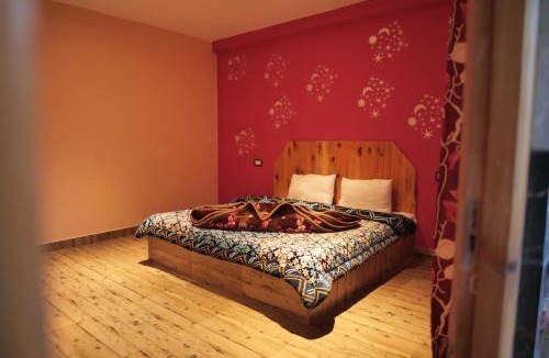 Tosh Hostel | Yellowjackets Hostel Tosh