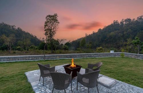Bullawala Villa | SaffronStays Sukh Saklana Haveli Royalty Rooms - Forest-view stay with pool, expansive lawns & dining near Rishikesh and Dehradun Airport