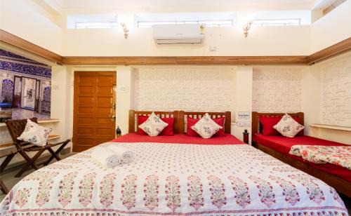 Mansagar Lake Hostel | Travellers Village Resort -City Centre Near Jal Mahal Jaipur