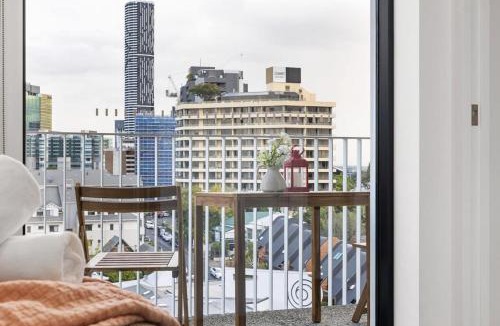 Spring Hill Apartment | Stylish 2BR Retreat Walk to shop & Local Hotspots