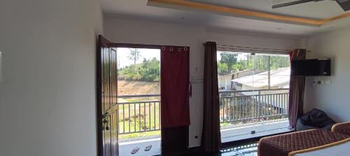 Valparai Bed & Breakfast | Glasshouse Retreat by The Jungle stay groups