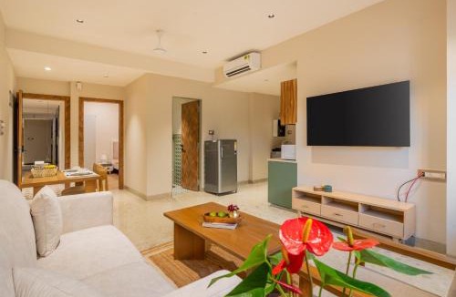 Saipem Apartment | ELIVAAS 1 BHK with Jacuzzi & Lift - Kamerios Brisa