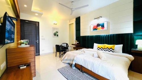 Greater Kailash Apartment | BluO 2BHK - M Block Mkt - Lift , Balcony , Parking