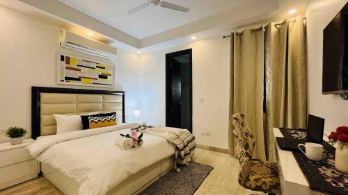 Greater Kailash Apartment | BluO 3BHK- M Block GK- Balcony, Lift