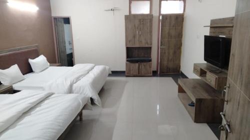 Sector 45 Hotel | HOTEL DHANUA PALACE